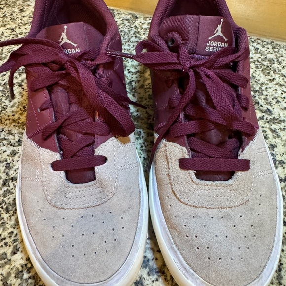 Kids Size 6.5Y Jordan Series SE Sneakers in Burgundy and Tan - Picture 2 of 15